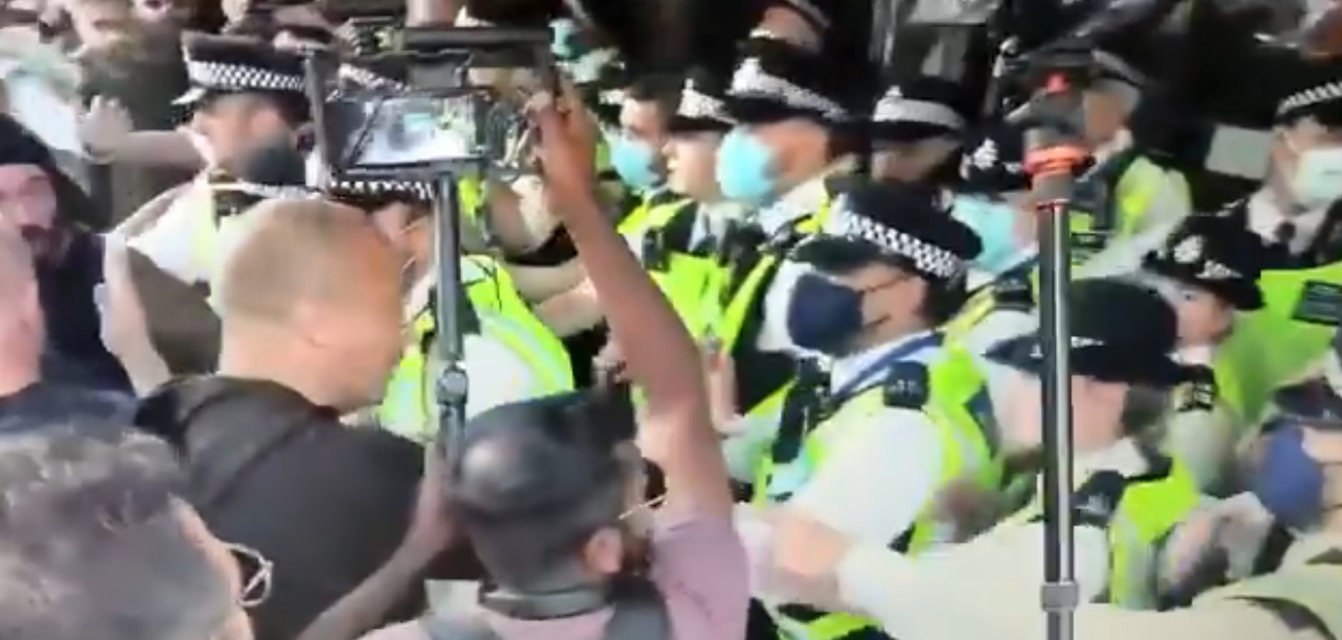 VIDEO. Proteste anti-green-pass în Londra: Manifestanții au forțat intrarea în sediul BBC