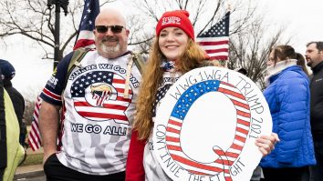 Un bărbat din Statele Unite a recunoscut că şi-a omorât cei doi copii, după ce QAnon l-a făcut să creadă că sunt „reptilieni”