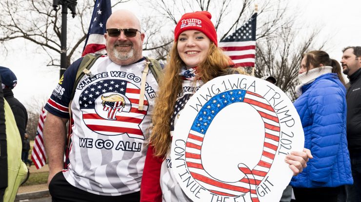 Un bărbat din Statele Unite a recunoscut că şi-a omorât cei doi copii, după ce QAnon l-a făcut să creadă că sunt „reptilieni”