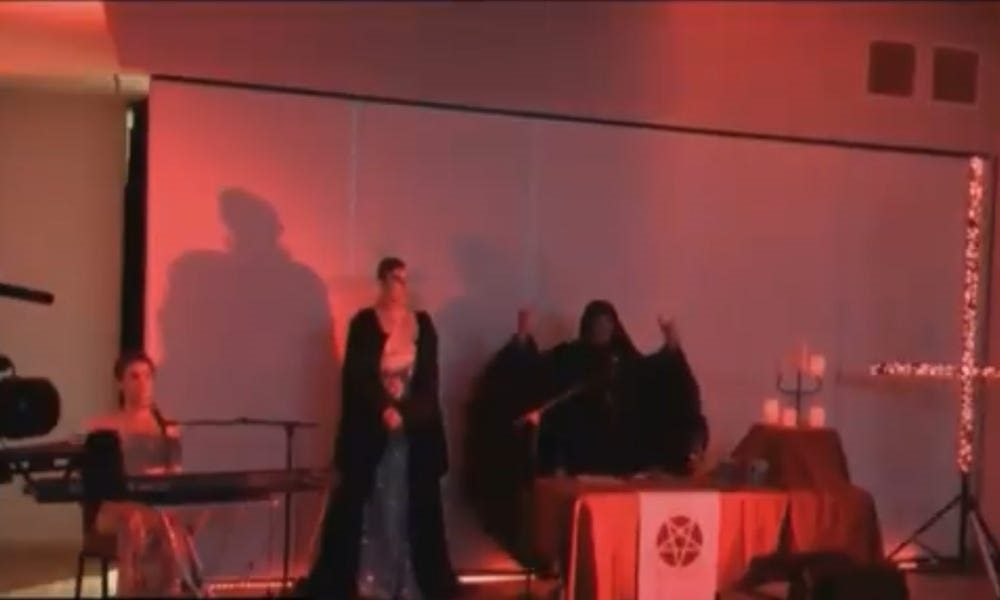 VIDEO: Televiziunea de stat din Australia a difuzat, din greșeală, imagini de la un ritual satanist în timpul știrilor