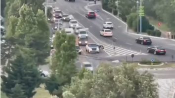VIDEO. Un Rolls Royce, blocat într-un sens giratoriu din Mamaia, după ce a rămas fără combustibil. Un bărbat a adus carburant într-o sticlă