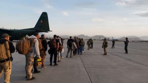 Cei 15 români evacuați din Kabul, înainte de îmbarcare. Foto: MApN