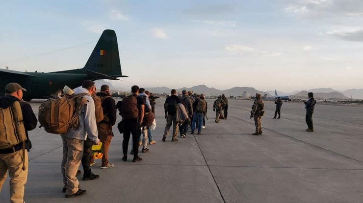 Cei 15 români evacuați din Kabul, înainte de îmbarcare. Foto: MApN