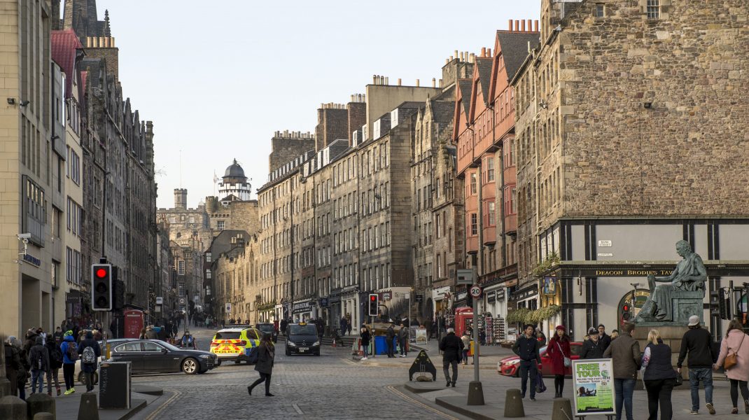 Oamenii se plimbă pe o stradă din Scoția.