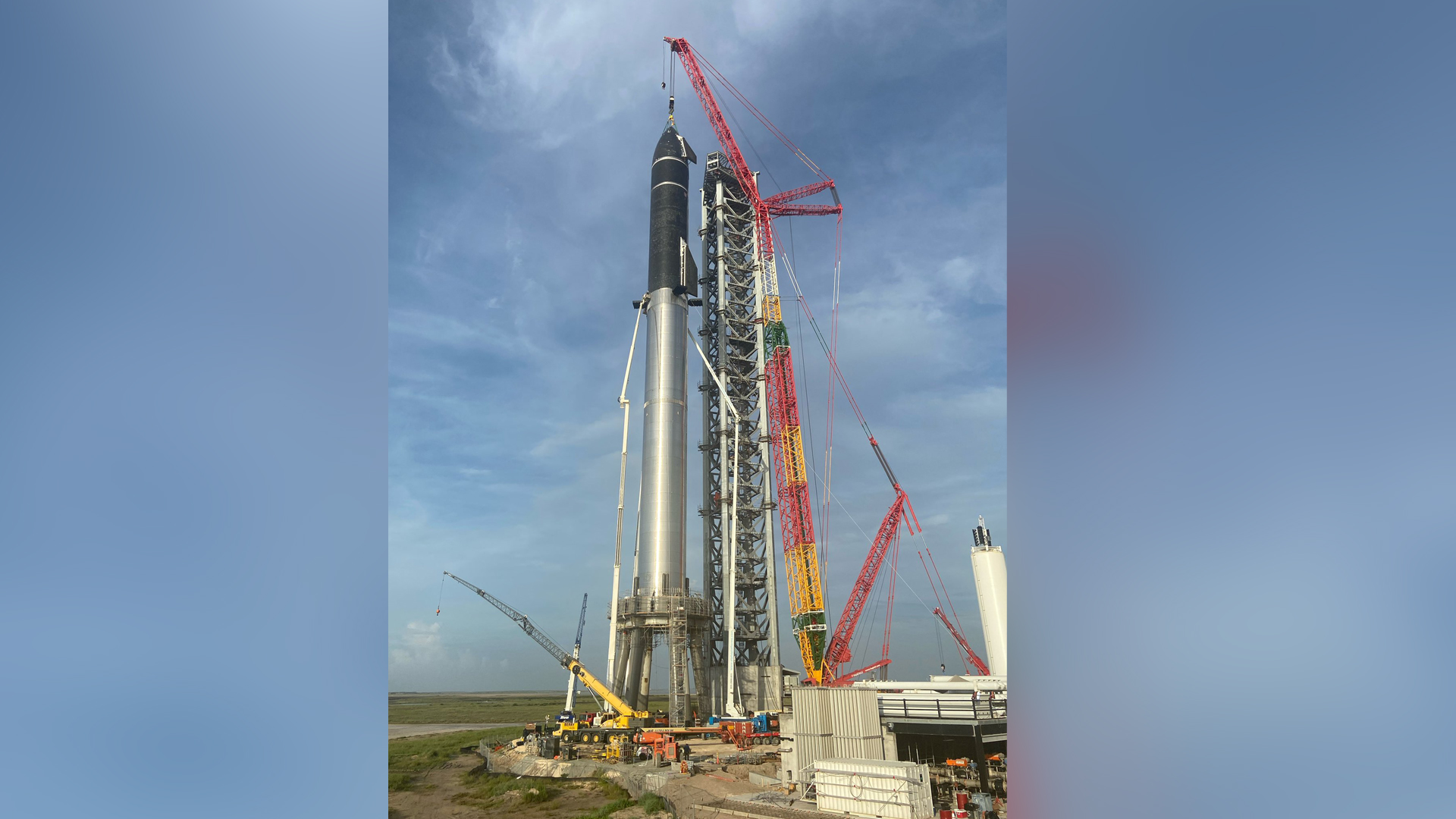 SpaceX a asamblat Starship, cea mai mare rachetă construită vreodată. Elon Musk: „Este un vis împlinit”