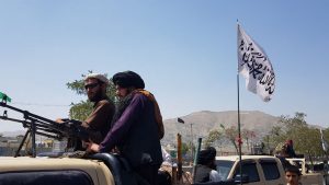 O patrulă de talibani pe străzile capitalei afgane Kabul, 16 august 2021. Foto: Hepta