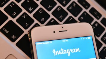 Telefon cu cont de Instagram deschis.