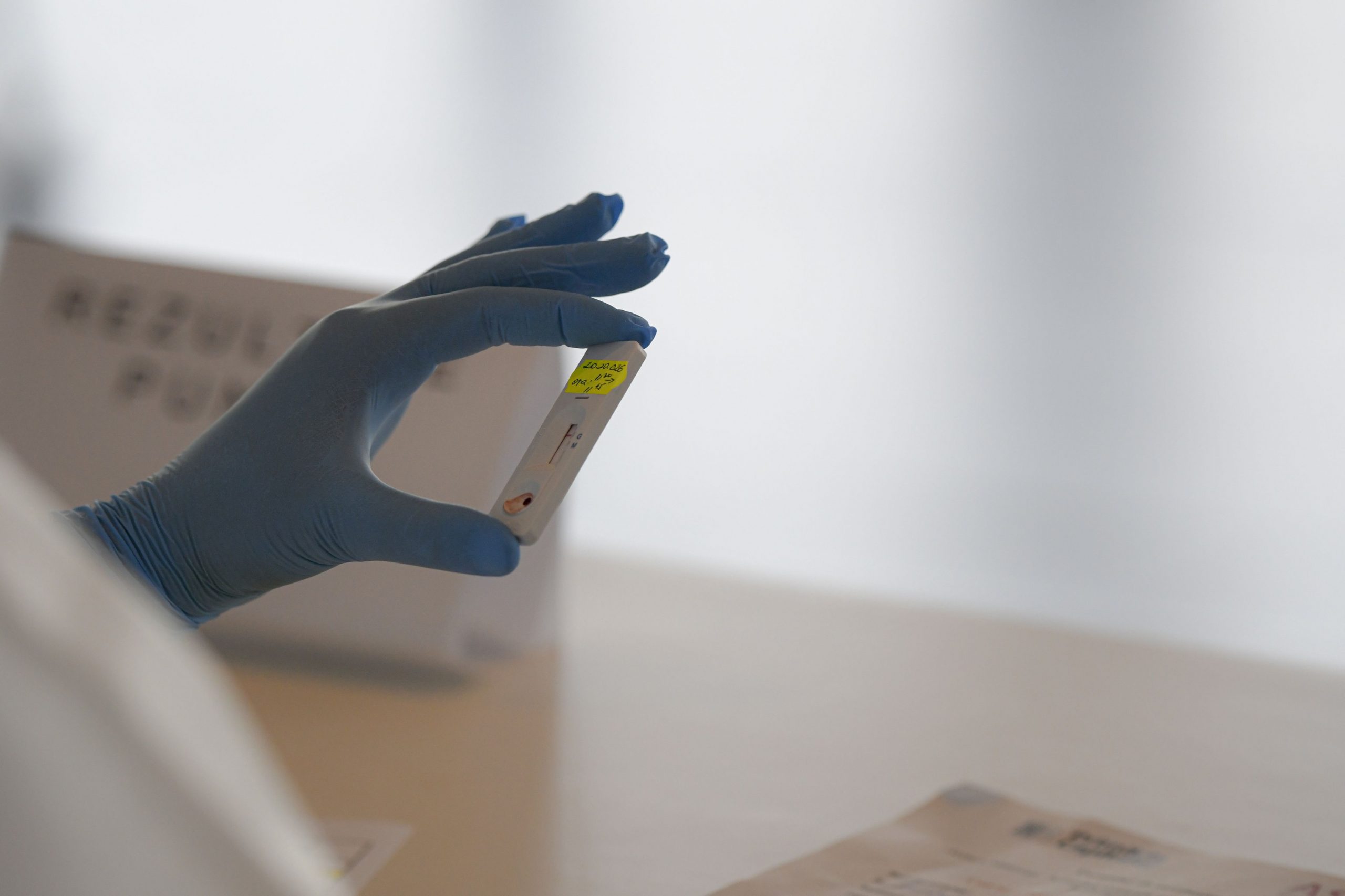 Marea Britanie lansează un program de testare a anticorpilor. Cum funcționează