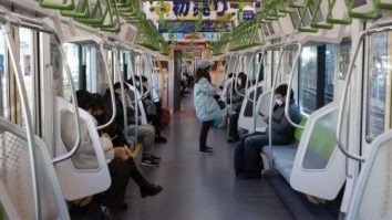 Atacatorul care a înjunghiat 10 pasageri într-un tren de navetişti din Tokyo a vrut să omoare „femeile fericite”