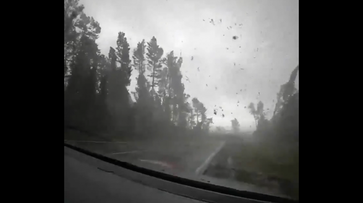 Tornadă surprinsă de un șofer din Belarus.
