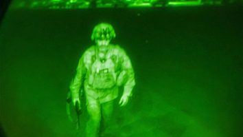 Fotografia ultimului soldat american care a plecat din Afganistan. Momentul a marcat încheierea celui mai lung război în care a fost implicată armata SUA