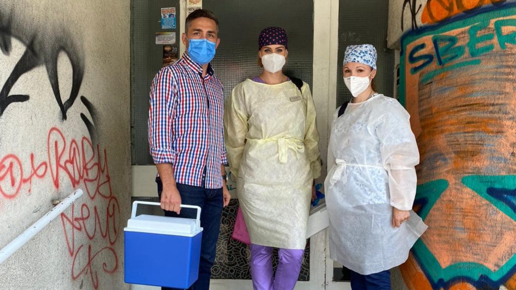 Valeriu Gheorghiță alături de asistentele cu care va vaccina pe litoralul românesc.