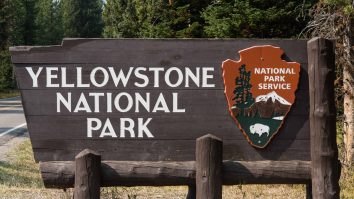 O femeie a fost condamnată la închisoare pentru că s-a plimbat în zona termală a parcului Yellowstone
