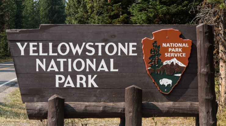 O femeie a fost condamnată la închisoare pentru că s-a plimbat în zona termală a parcului Yellowstone