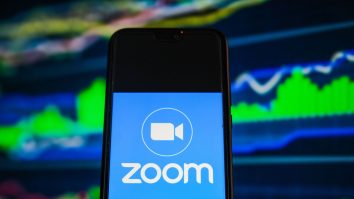 Aplicația Zoom pe telefon.