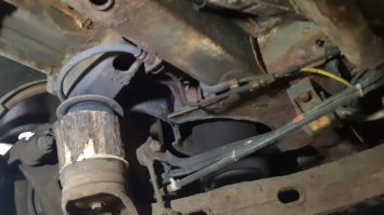 FOTO. Inspectorii RAR au depistat un Mercedes cu suspensii din lemn. „Bucșa este bună, dar nu este lăcuită”