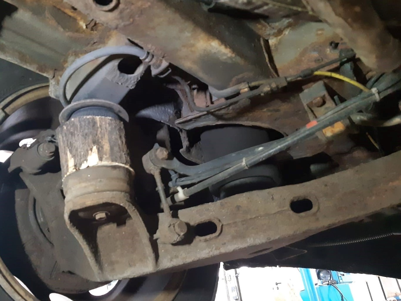 FOTO. Inspectorii RAR au depistat un Mercedes cu suspensii din lemn. „Bucșa este bună, dar nu este lăcuită”