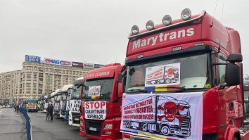 Transportatorii protestează în fața Guvernului