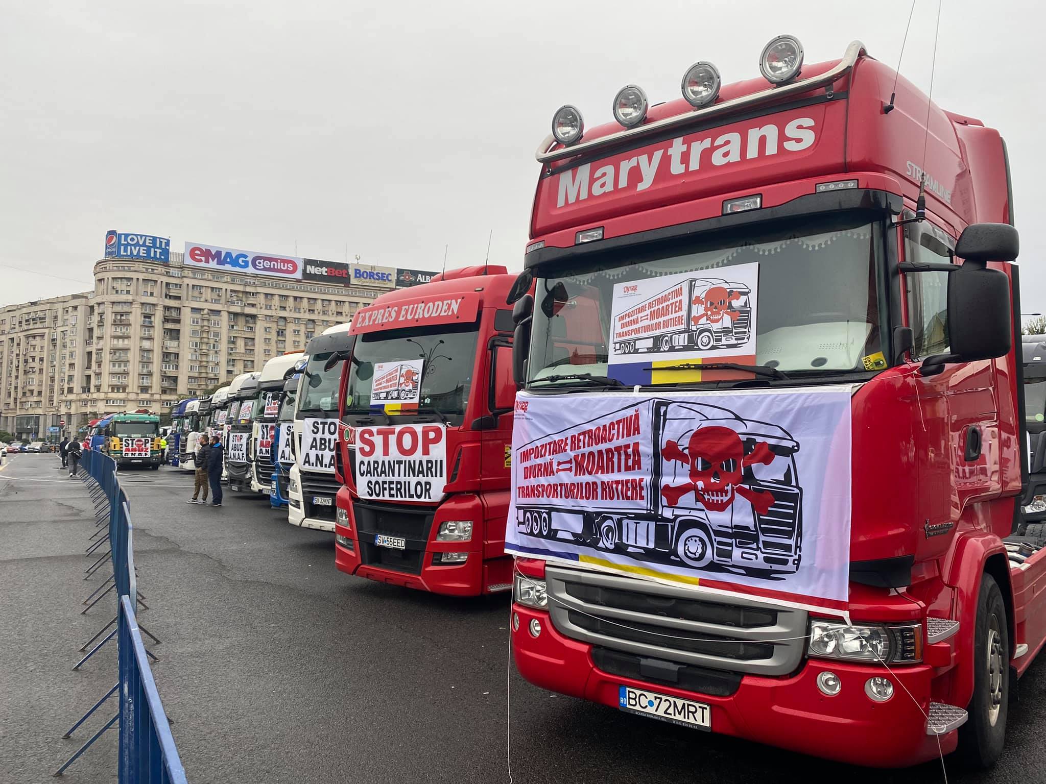 Transportatorii protestează în fața Guvernului