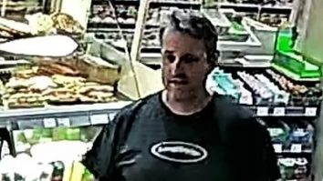 Un casier a fost împușcat mortal după ce i-a cerut unui client să poarte mască