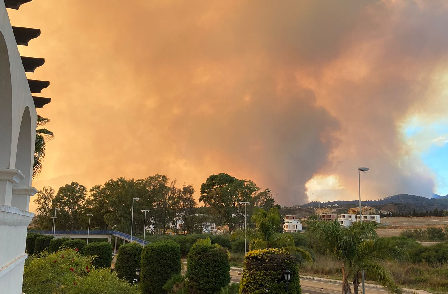 VIDEO. Incendiu de proporții în Spania: Peste 2.000 de oameni au fost evacuați, iar un pompier a murit