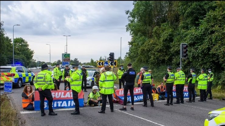 VIDEO. Activiștii ecologiști au blocat nodurile de autostradă ale centurii Londrei. Șoferii au coborât la bătaie