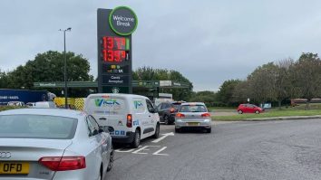 VIDEO. Măsură extremă în Regatul Unit: Benzinăriile anunță o limită de 30 de lire la combustibil