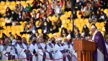 „Încă trăiesc”, spune Papa, „deși unii m-au vrut mort”