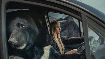 FOTO. O tânără din Rusia călătorește în mașină cu o ursoaică pe locul din dreapta