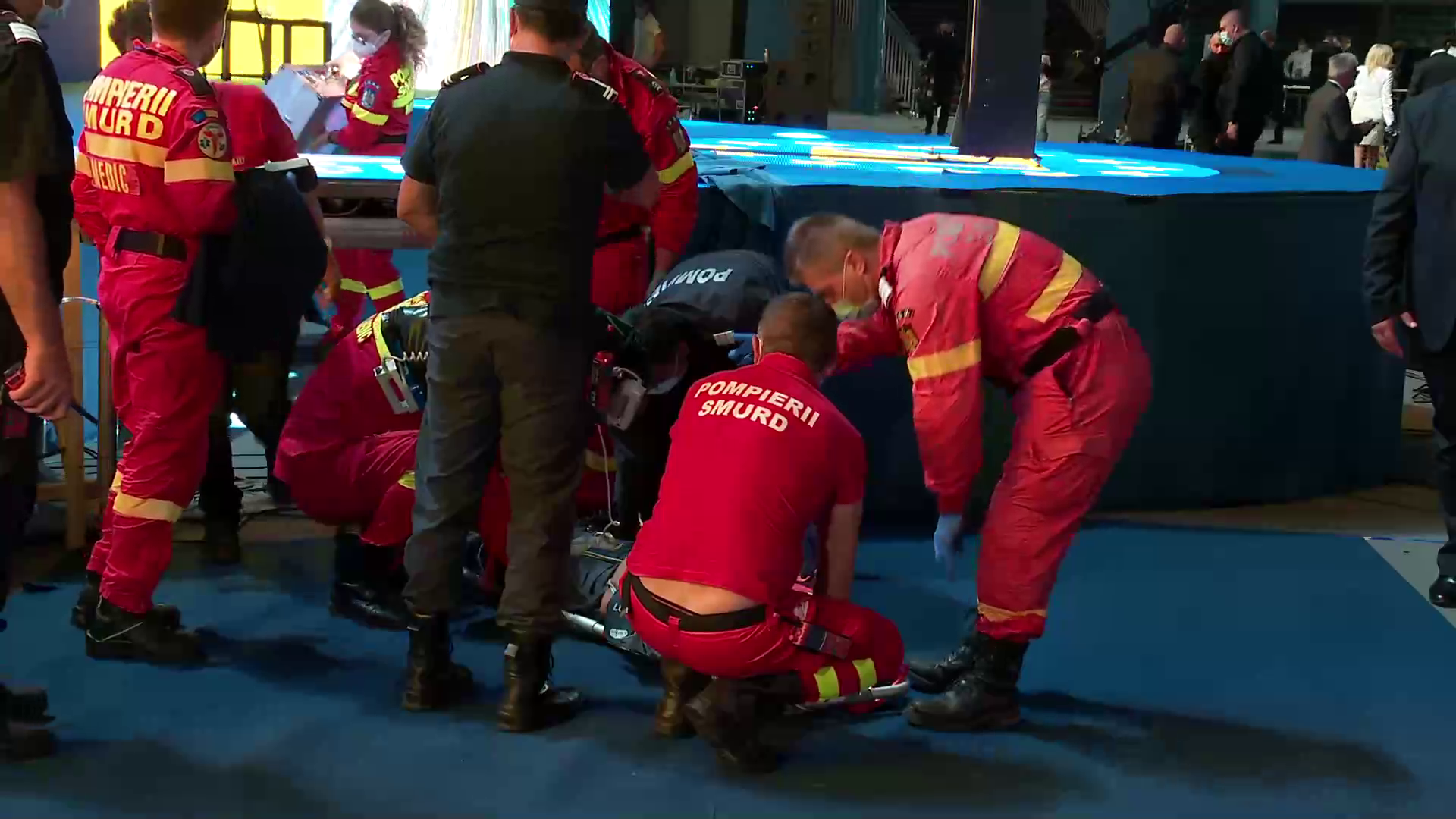 Unui liberal i s-a făcut rău și a fost scos cu targa din clădirea Romexpo. VIDEO