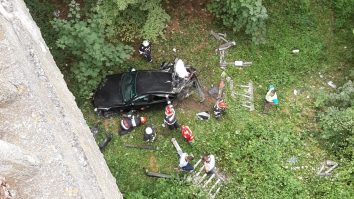 Un tânăr de 16 ani a căzut cu mașina într-o râpă de 20 de metri. Cum arată autovehiculul după impact. FOTO