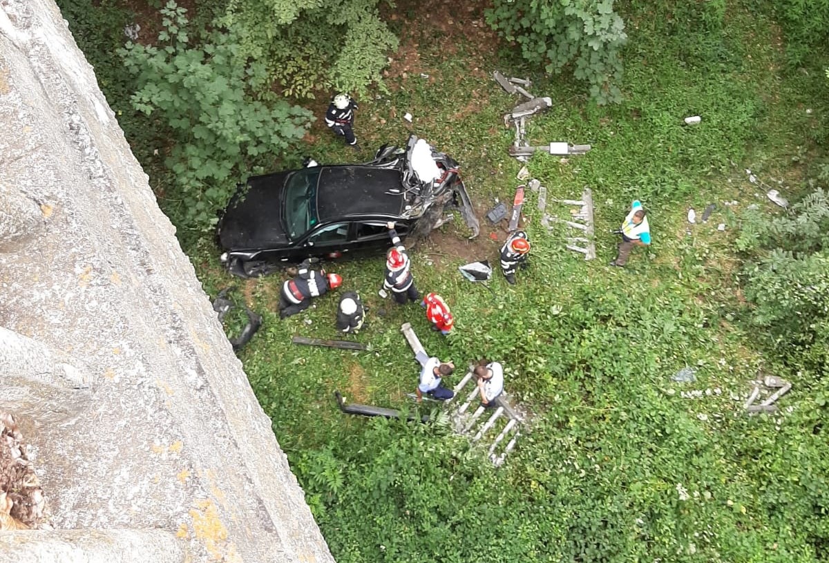 Un tânăr de 16 ani a căzut cu mașina într-o râpă de 20 de metri. Cum arată autovehiculul după impact. FOTO