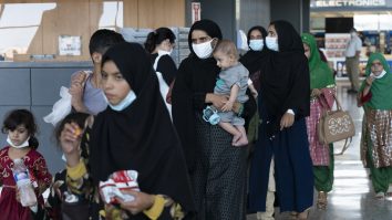 45 de cetățeni afgani, evacuați sâmbătă din Afganistan. Ei vor ajunge în România