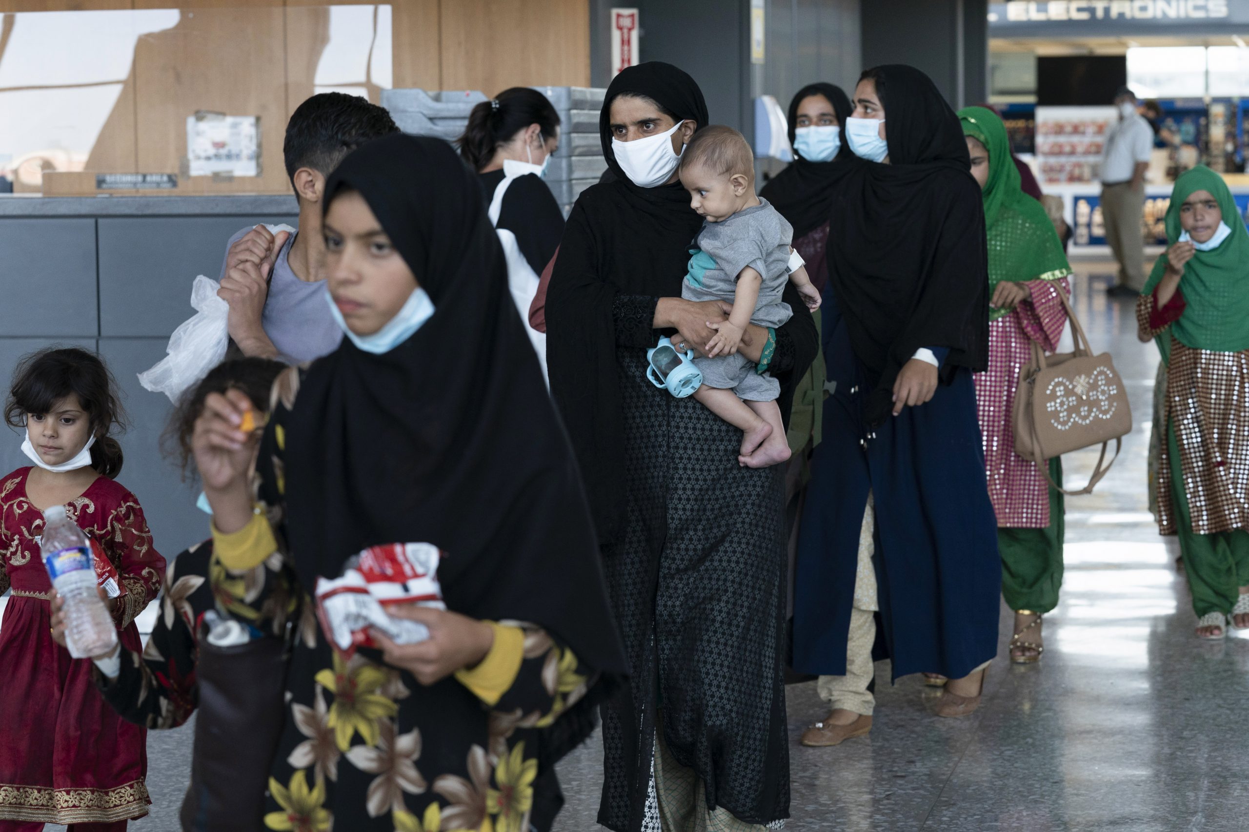 76 de cetățeni afgani, evacuați sâmbătă din Afganistan. Ei vor ajunge în România