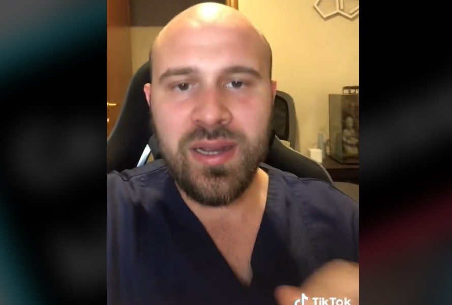 VIDEO: Un medic rezident în chirurgie plastică face educație medicală pe TikTok