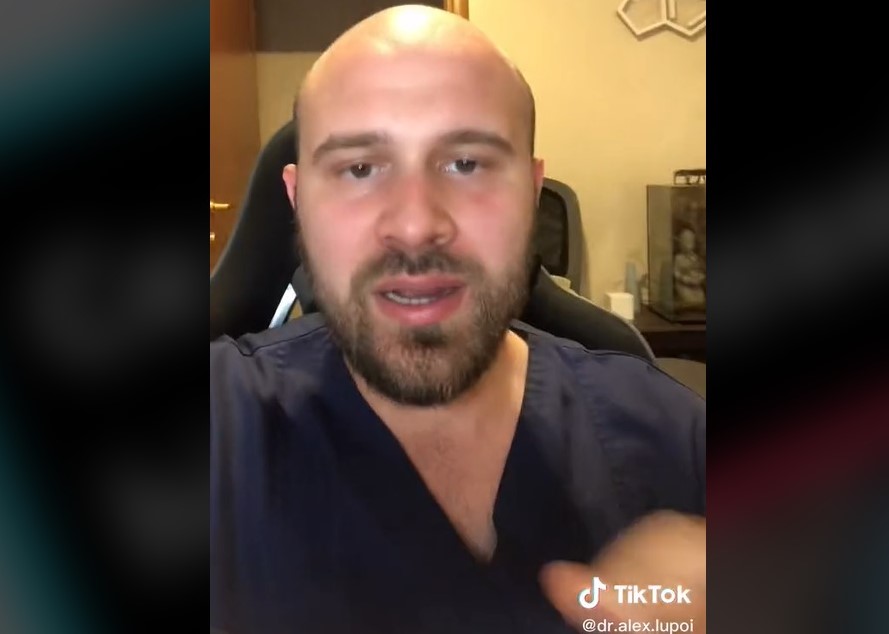 VIDEO: Un medic rezident în chirurgie plastică face educație medicală pe TikTok