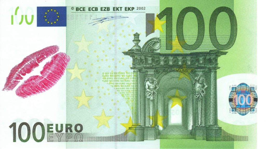 Bancnota de 100 de euro cu urme de ruj pe ea.