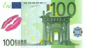 Bancnota de 100 de euro cu urme de ruj pe ea.