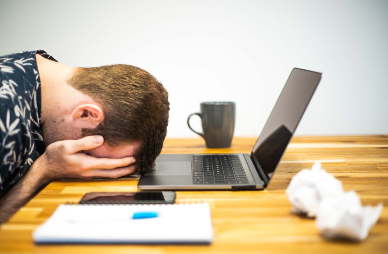 A apărut prima aplicație care evaluează riscul de burnout. Ce facilități oferă