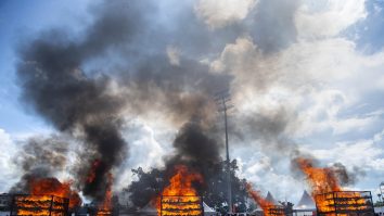 FOTO. 2.500 de coarne de rinocer, arse de autorități în India. Ce mesaj au vrut să transmită