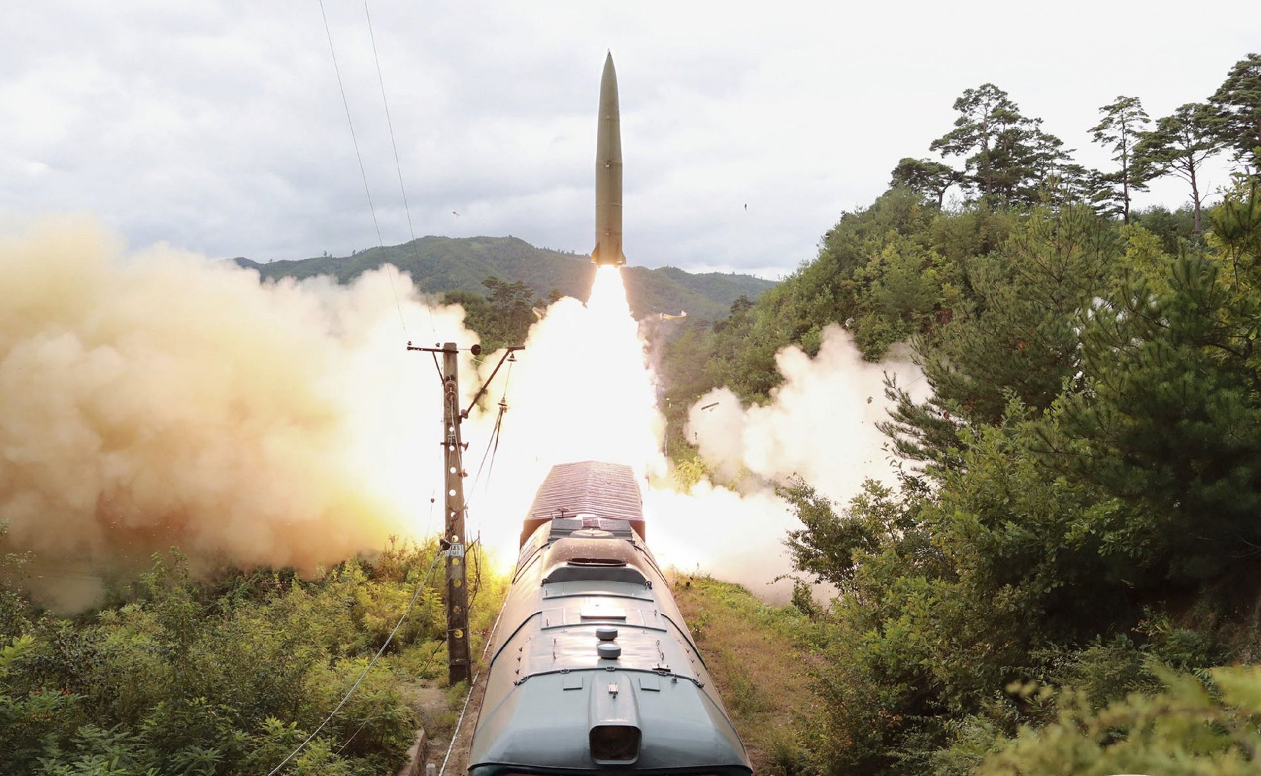 VIDEO. Coreea de Nord a lansat două rachete balistice de pe „Trenul atomic”