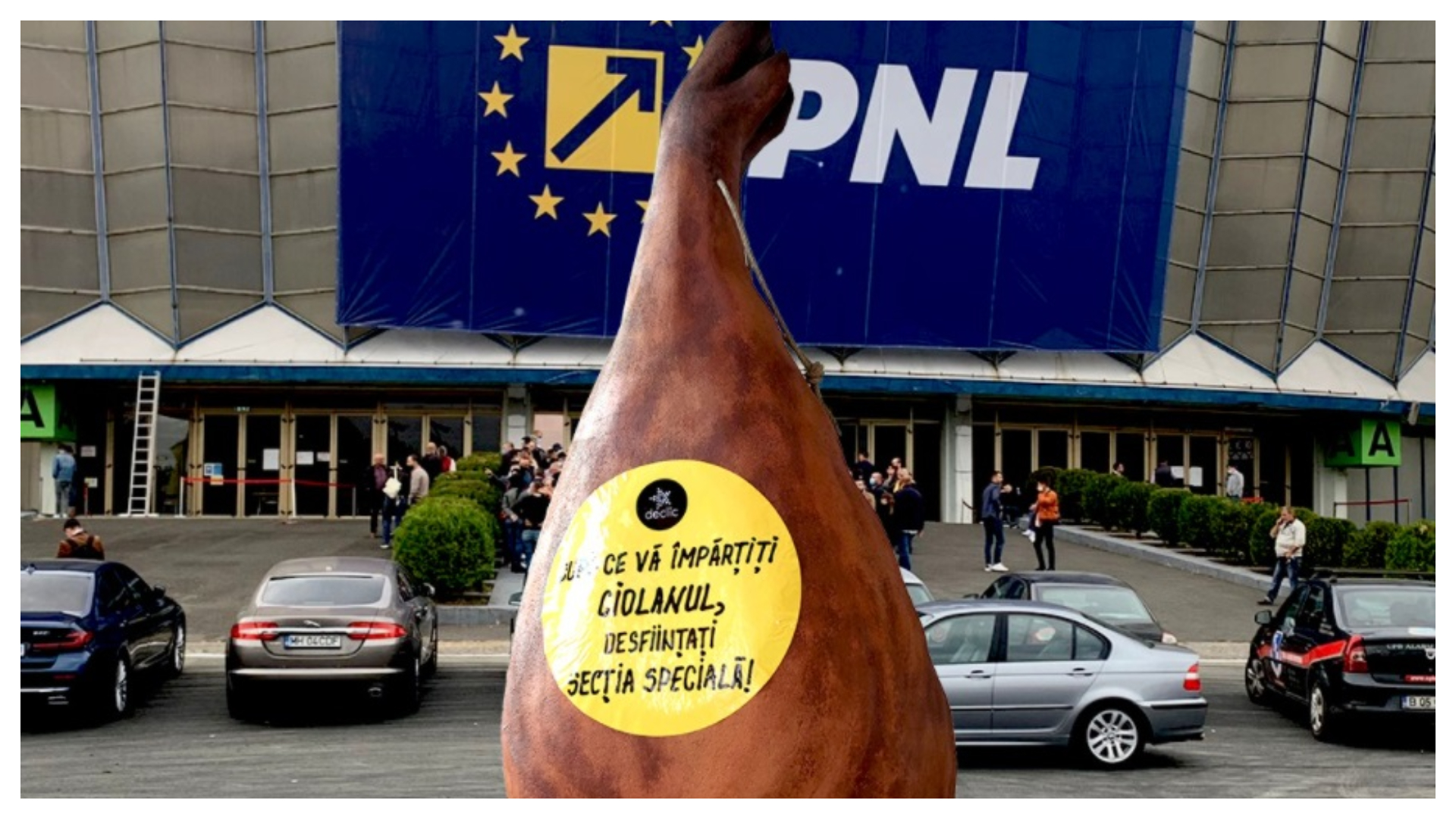 Un ciolan uriaș a fost amplasat, în semn de protest, la Congresul PNL de la Romexpo