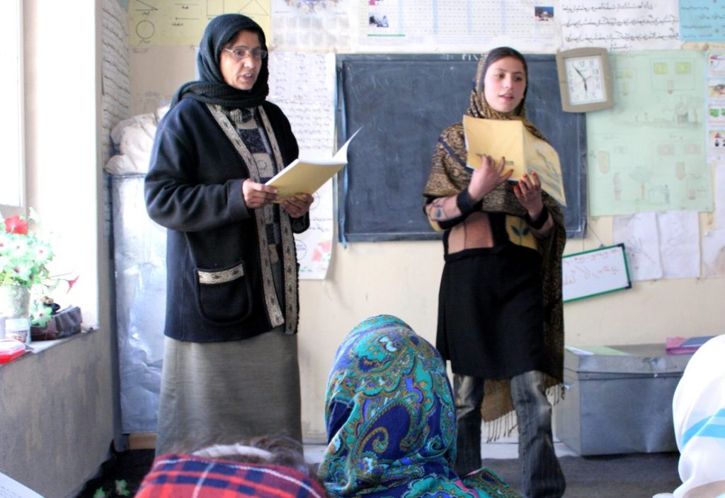 femei-afganistan-scoala