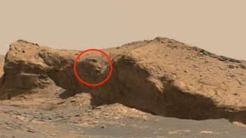 „Chipul sculptat al unui extraterestru, vechi de 10.000 de ani”, descoperit în munții de pe Marte. FOTO