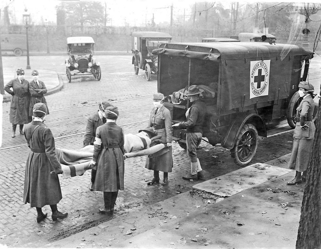 Membri ai Crucii Roșii americane scot victimele gripei spaniole dintr-o casă, în 1918, în St Louise, SUA. Foto: Hepta