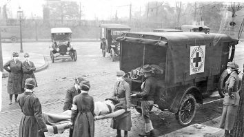 Membri ai Crucii Roșii americane scot victimele gripei spaniole dintr-o casă, în 1918, în St Louise, SUA. Foto: Hepta