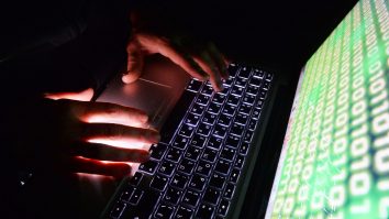 FBI: Este o „creștere semnificativă” a atacurilor de sextorsiune. Hackerii au reușit să obțină 8 milioane de dolari de la victime