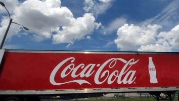 Coca-Cola și Smirnoff, lovite de criză. De ce duc lipsă cele două mari companii