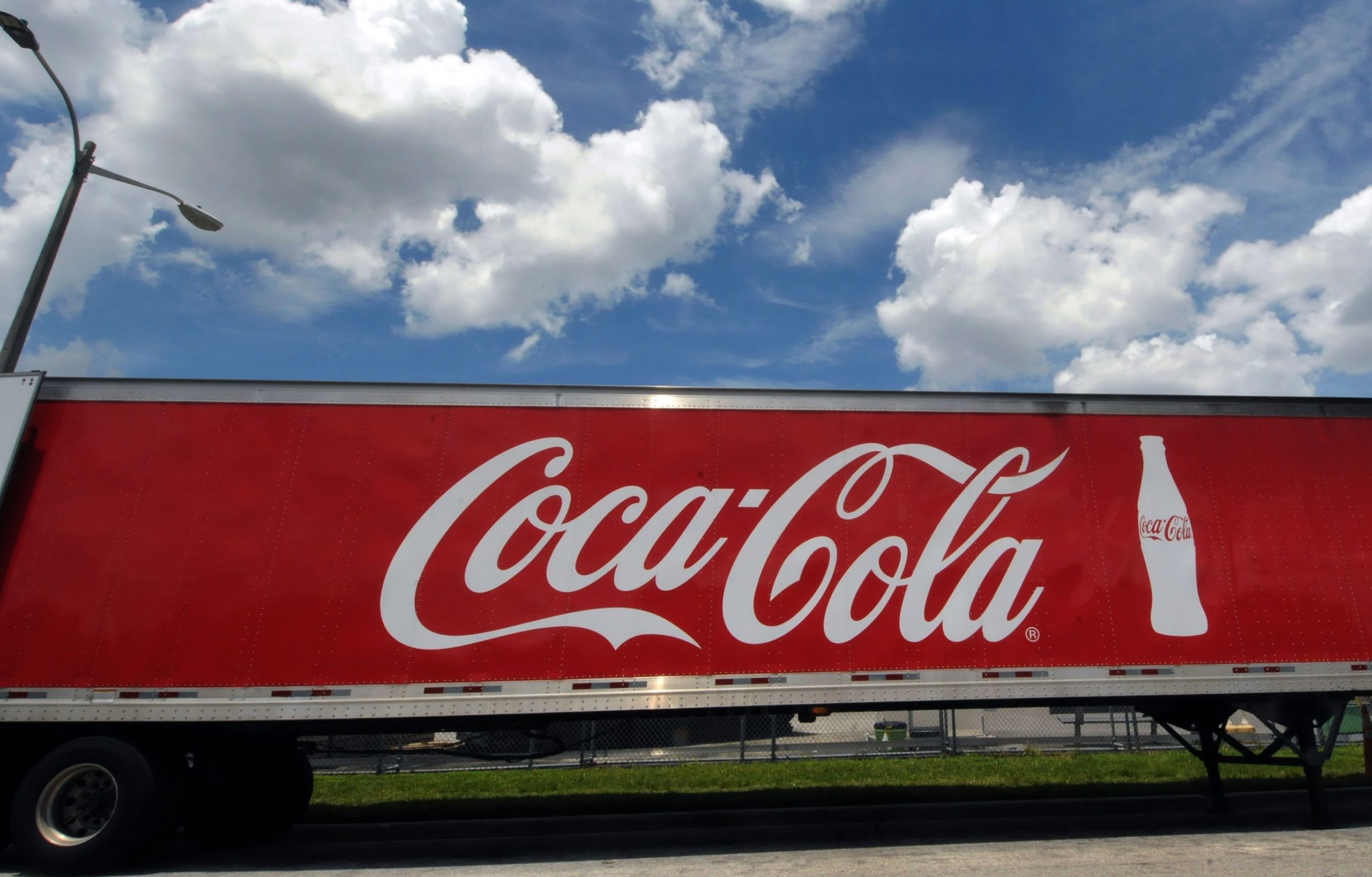 Coca-Cola și Smirnoff, lovite de criză. De ce duc lipsă cele două mari companii