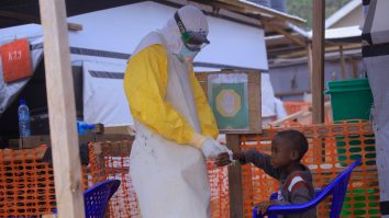 Trebuie să învățăm din trecut pentru a pune capăt COVID-19. Cheia poate fi lecția epidemiei de Ebola din 2015